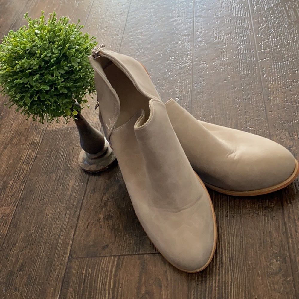 Modern cut Ankle booties, off white, size 40 (9)
